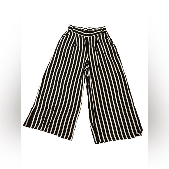 H&M Women’s Black and White Striped Pants. 100% Viscose. Size 6. - Picture 1 of 11